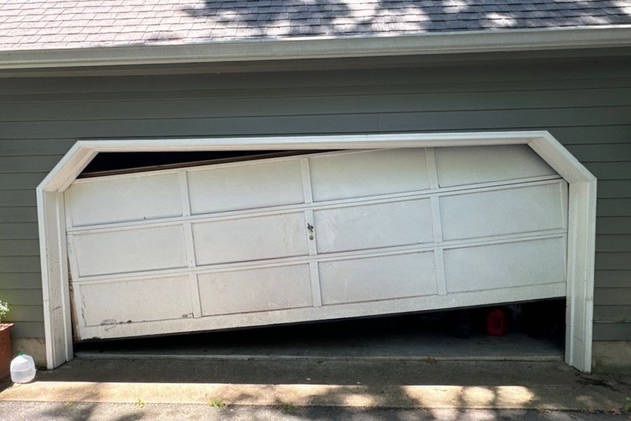 At Armin’s Garage Doors, we provide thorough 24/7 emergency garage door services.