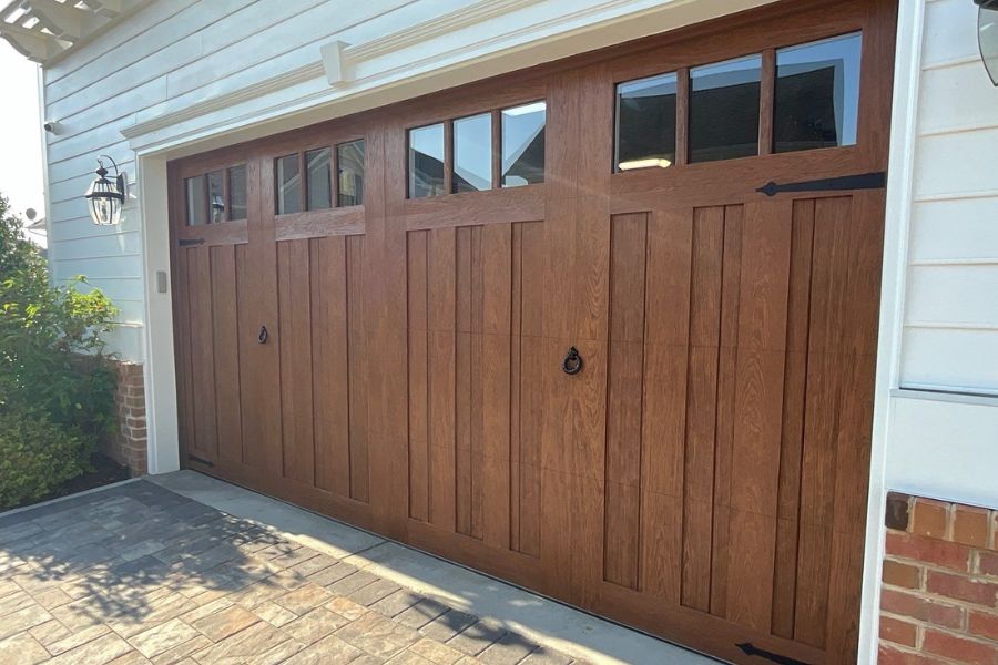 At Armin’s Garage Doors, we’re experts in garage door painting and refinishing.