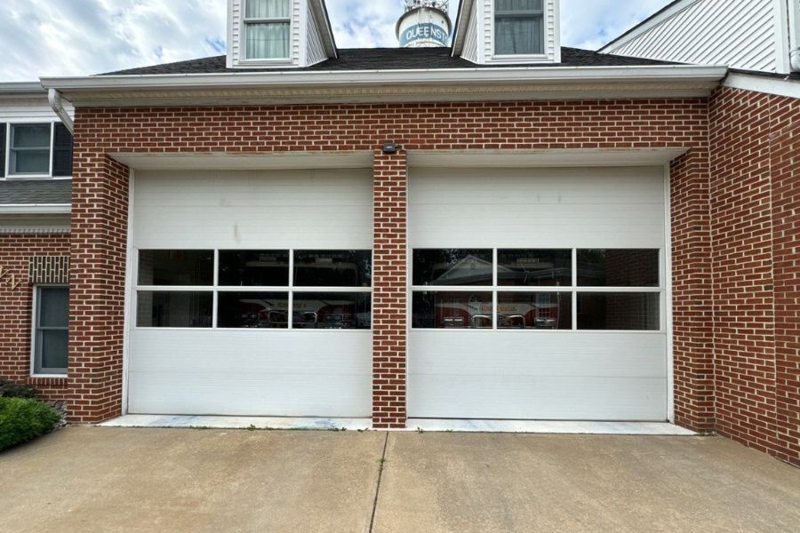 At Armin’s Garage Doors, we specialize in high-speed doors, customized to improve efficiency, enhance security, and boost productivity in diverse commercial environments.