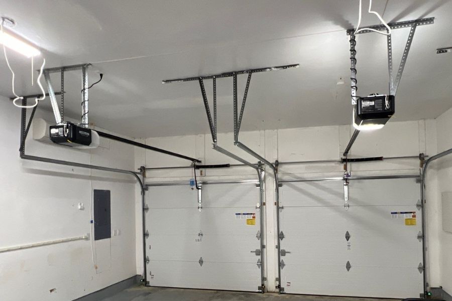 At Armin’s Garage Doors, we provide excellent screw-drive garage door openers that are recognized for their durability, efficient operation and easy maintenance.